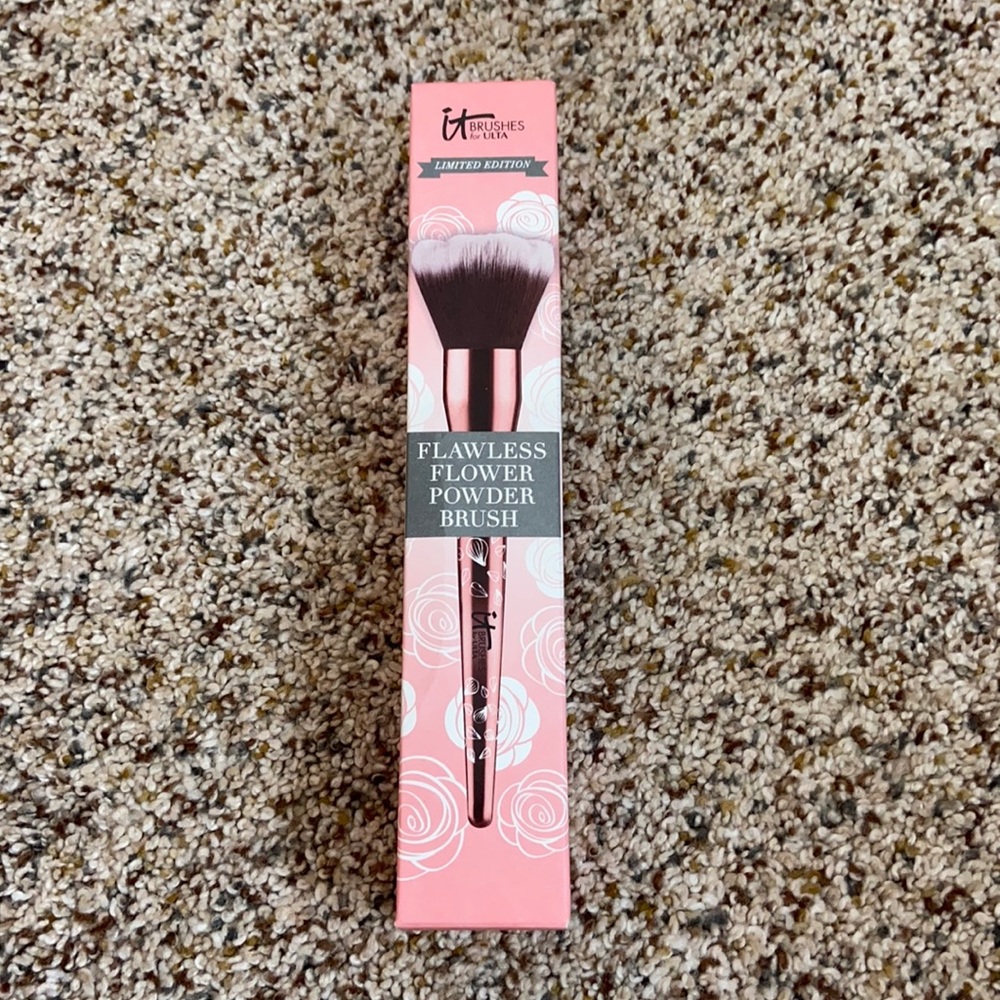 It Cosmetics Flawless Flower Powder Brush